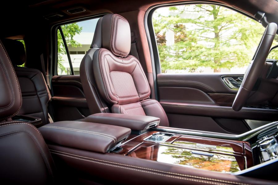 Интерьер Lincoln Navigator L Black Label 2017 года  (фото 21 из 27)